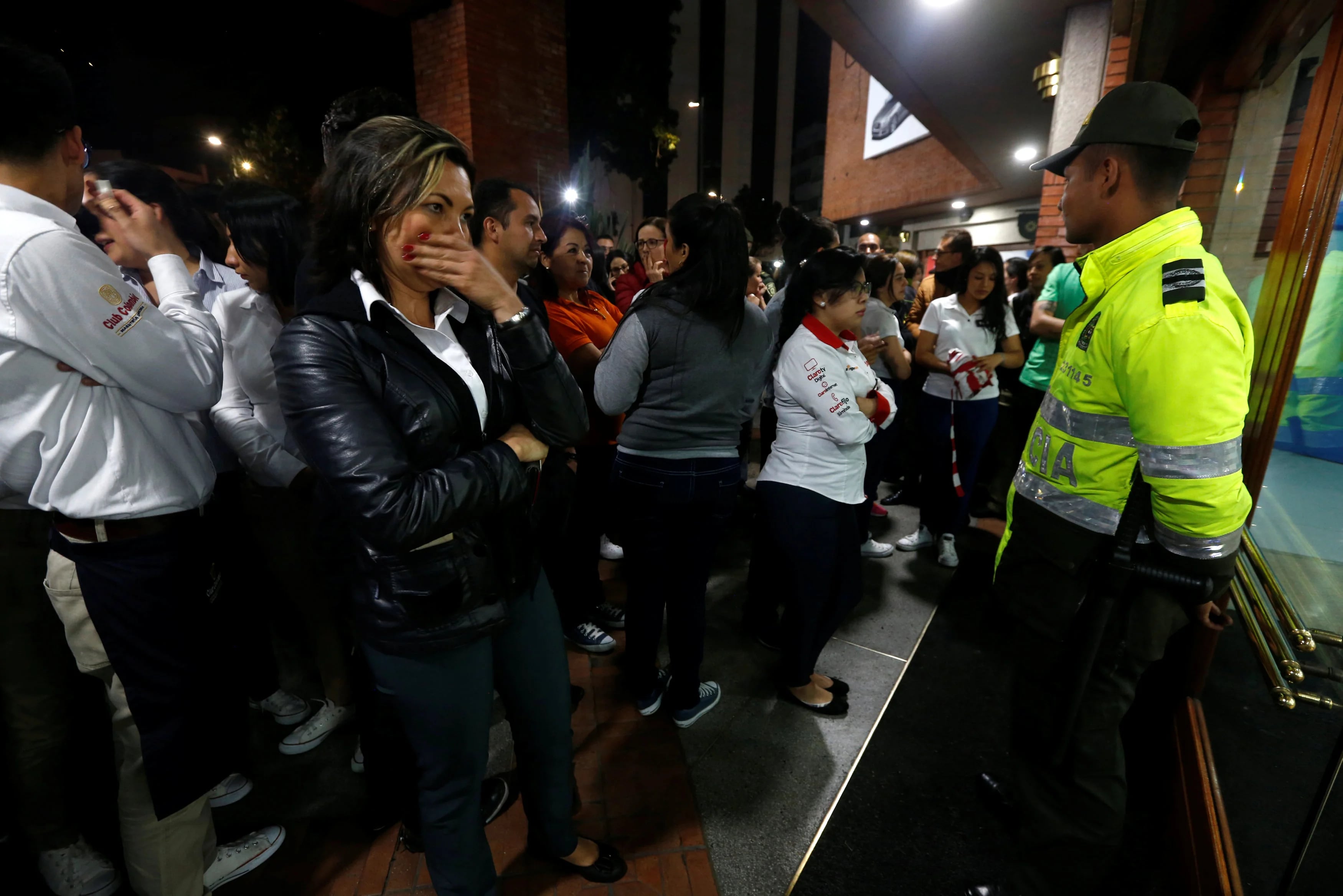 La policía pide a las personas evacuar el lugar  (REUTERS/Jaime Saldarriaga)
