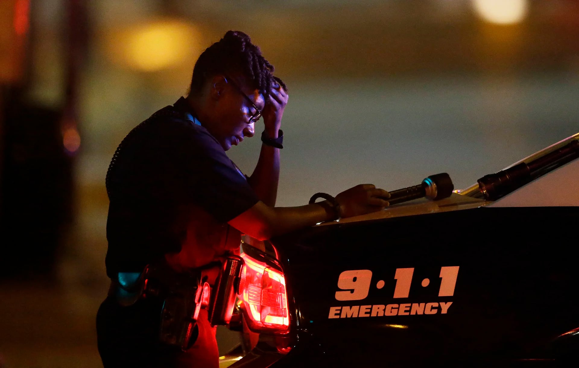 Una oficial de policía en la noche de Dallas en la que murieron cinco de sus compañeros (AP)