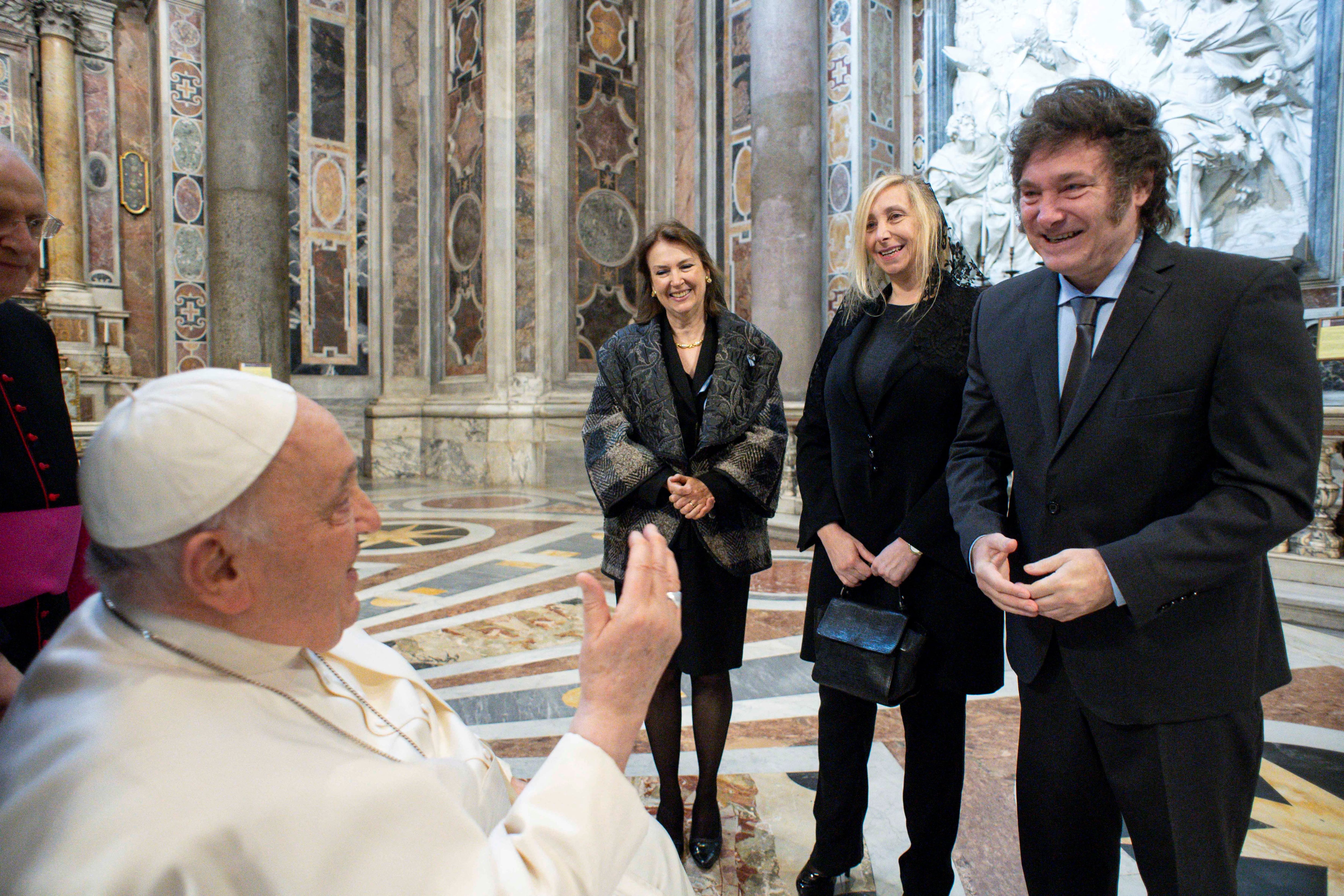 Javier Milei, Karina Milei y la canciller Diana Mondino saludan al papa Francisco antes del comienzo de la misa de canonización de María Antonia de Paz y Figueroa (Vatican Media/­Handout via REUTERS)