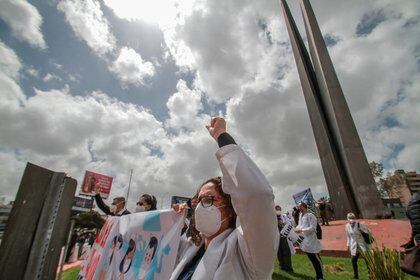 Una doctora alza su puño en una manifestación hoy jueves, exigiendo ser vacunada contra Covid 19, en la ciudad fronteriza de Tijuana, estado de Baja California (México). EFE/Joebeth Terríquez
