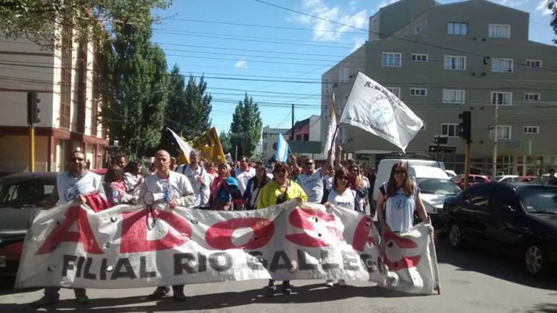 Docentes santacruceños protestan en la capital provincial