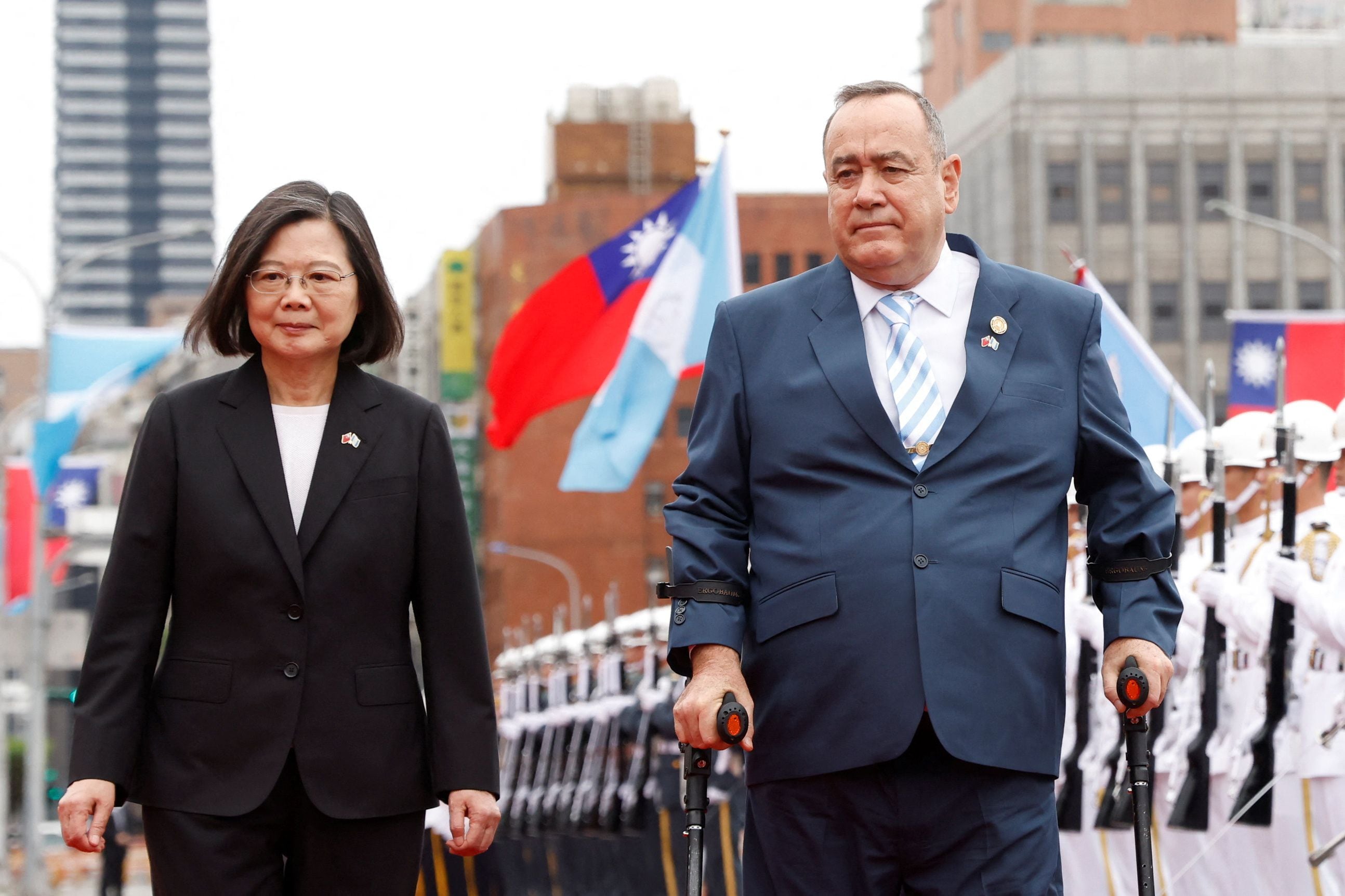 La presidenta de Taiwan, Tsai Ing-wen, junto al presidente de Guatemala, Alejandro Giammattei. (FOTO: REUTERS/Carlos Garcia Rawlins)