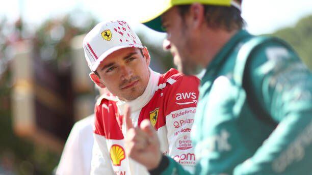 El piloto de Ferrari, Charles Leclerc, junto con el de Aston Martin, Fernando Alonso.(Dan Istitene/Getty Images)