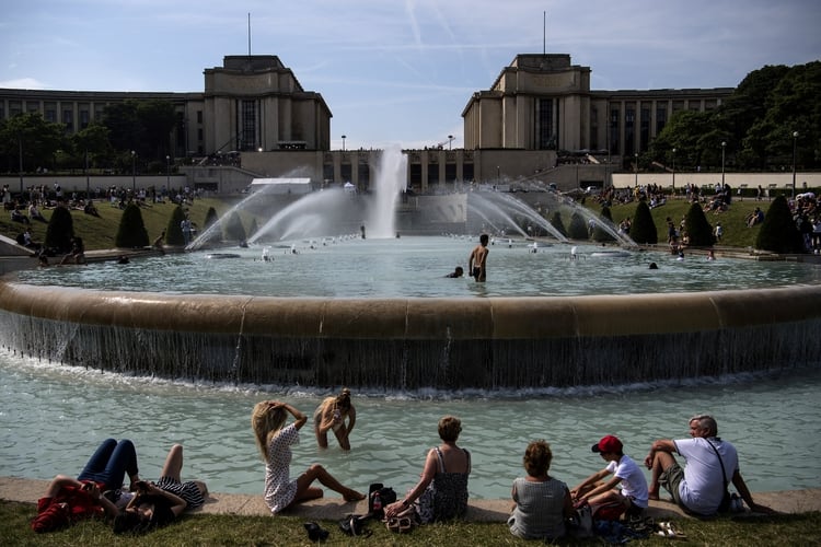 En París, que como todas las grandes ciudades se convierten en burbujas de calor debido al cemento, a las actividades humanas y a la falta de árboles, los residentes tomaban por asalto las piscinas municipales de la ciudad (AFP)