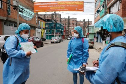 Un grupo de funcionarios de la Secretaría de Salud recorre el sector de Puente Aranda en Bogotá (Colombia). EFE/Carlos Ortega/Archivo
