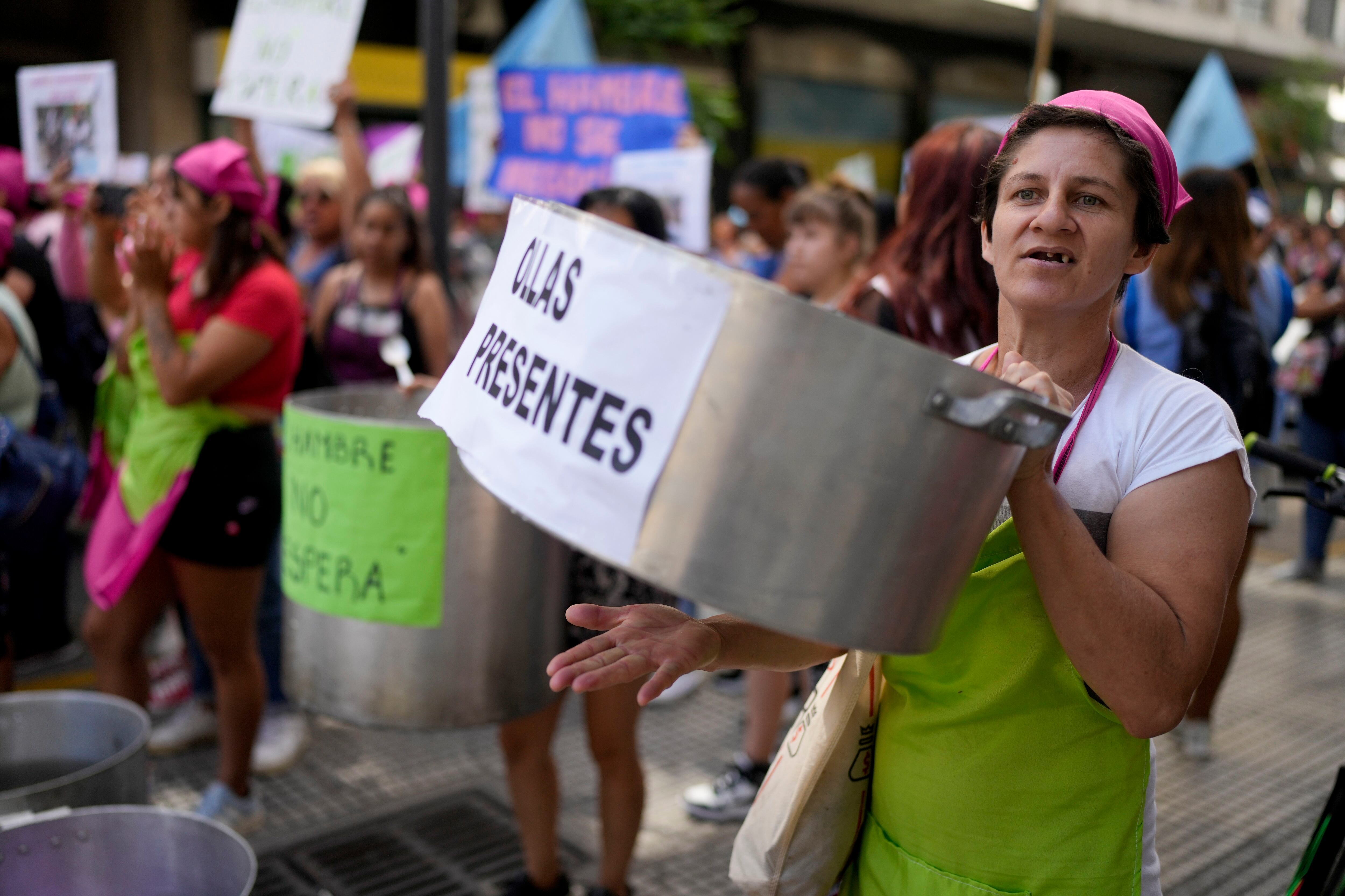 Mujeres de movimientos sociales realizaron varias protestas denominadas ollas vacías en reclamo de asistencia alimentaria en comedores (Foto AP/Natacha Pisarenko)