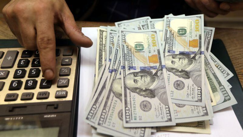 Tras haber cerrado a 400 pesos la semana anterior, el dólar libre arrancó la semana con un salto a 408 pesos. REUTERS/Mohamed Abd El Ghany.