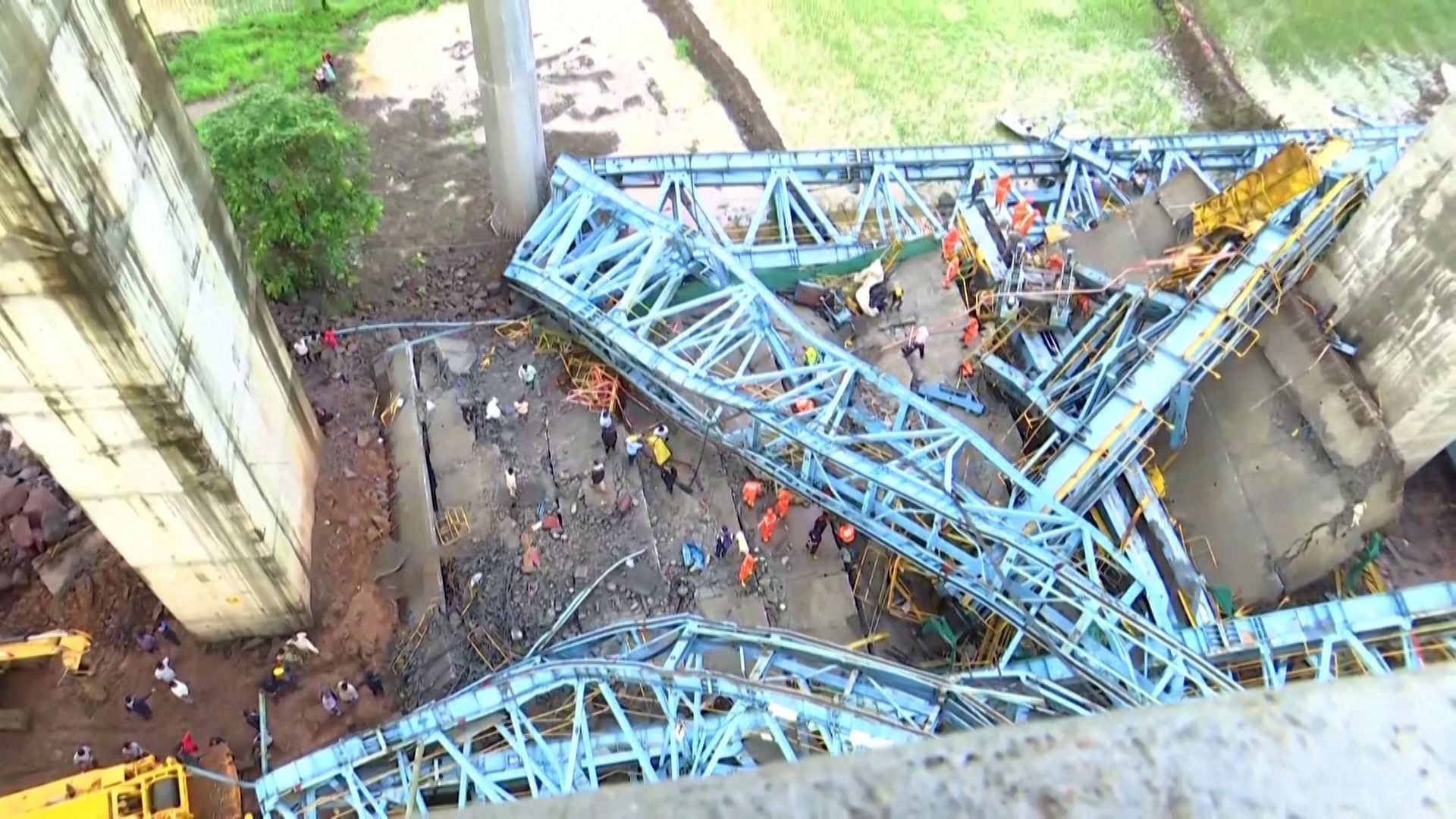 Los escombros se desplomaron sobre los obreros que trabajaban en la autopista (Reuters/Captura de pantalla)