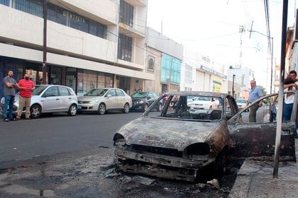 Presuntos miembros de bandas criminales incendiaron vehículos y bloquearon carreteras, este sábado en la ciudad de Celaya, en el estado de Guanajuato (México). EFE 