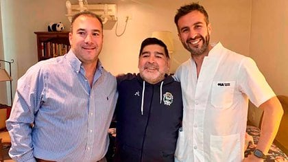Diego Maradona junto a su médico Leopoldo Luque