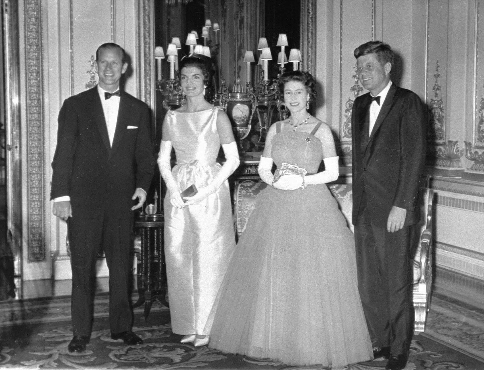 5 de junio de 1961. La reina Isabel junto con el presidente estadounidense John F. Kennedy, en el Palacio de Buckingham. A la izquierda, el duque de Edimburgo con Jackie Kennedy