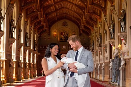 Los duques de Sussex presentando a su hijo Archie en mayo de 2019 (Shutterstock)