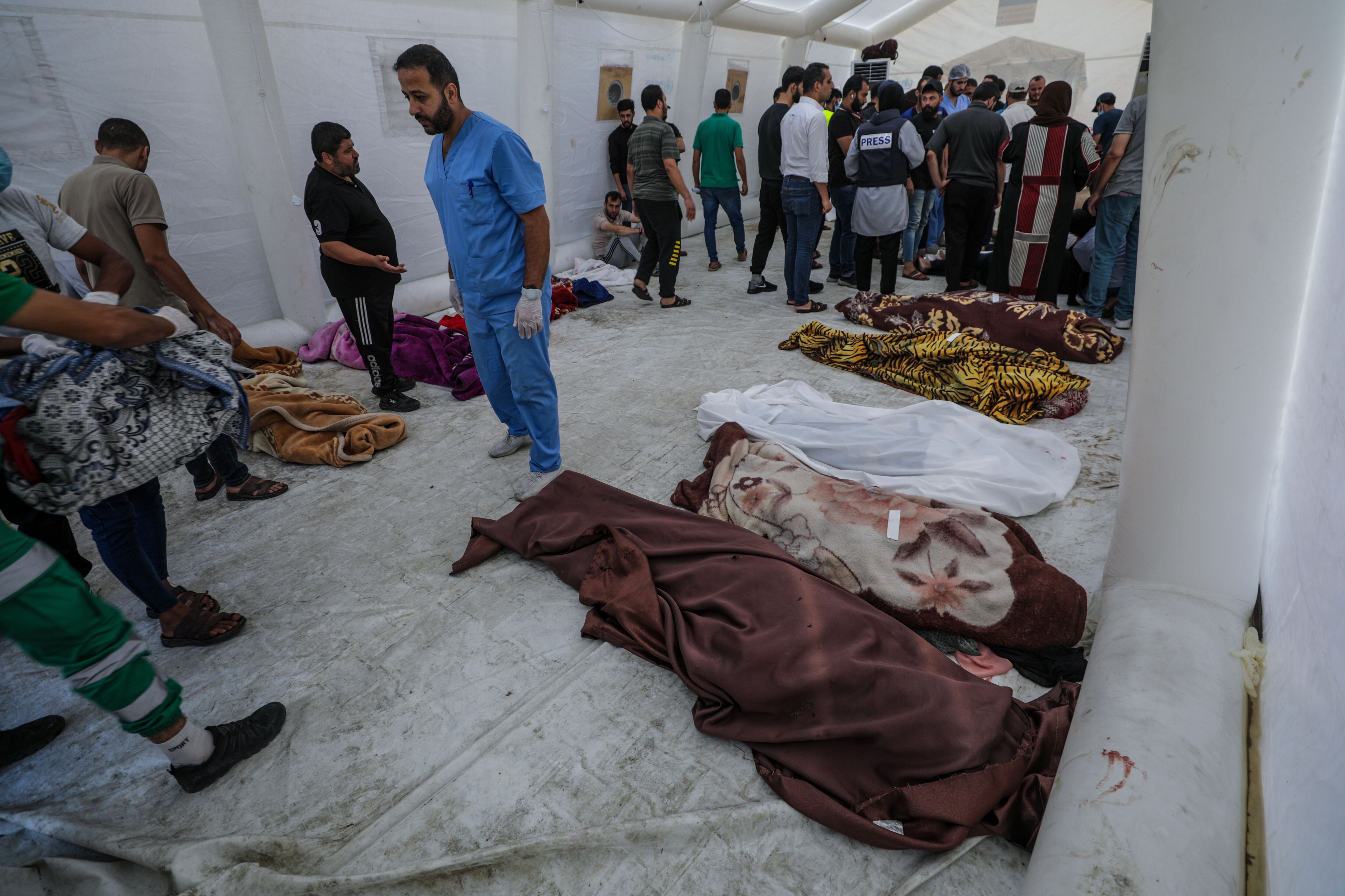 Cuerpos en el hospital Al Shifa después de un ataque aéreo en Gaza (EFE)