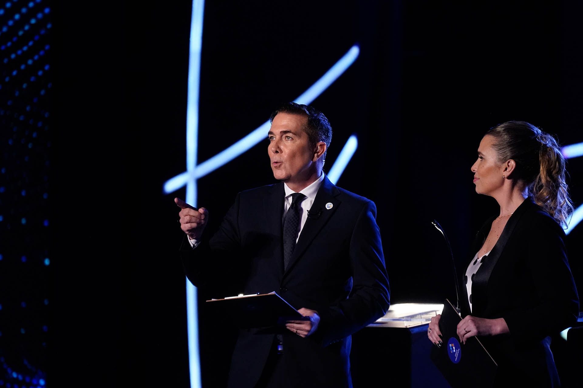Rodolfo Barili y Evangelina Ramallo fueron dos de los cuatro periodistas que moderaron el primer debate presidencial del año (Crédito: Argentina debate 2023)