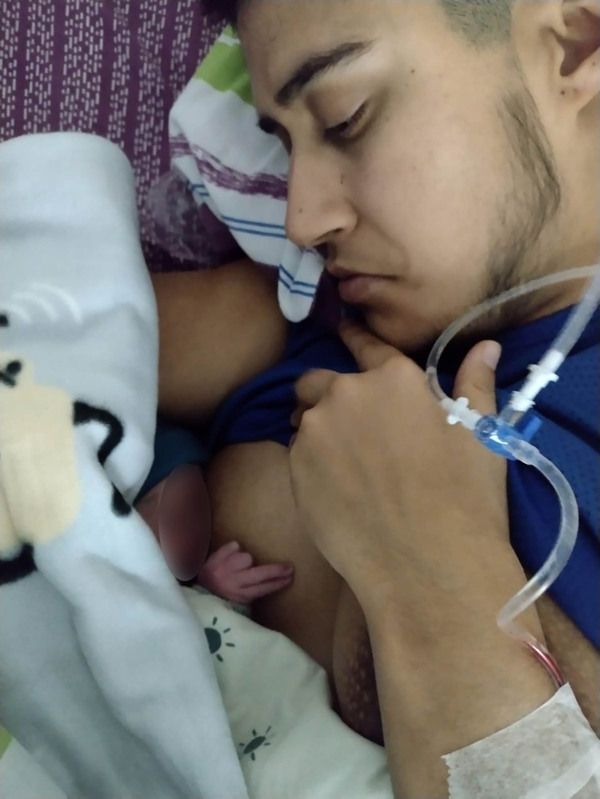Iniciando la lactancia, cuando todavía estaban en la "maternidad"