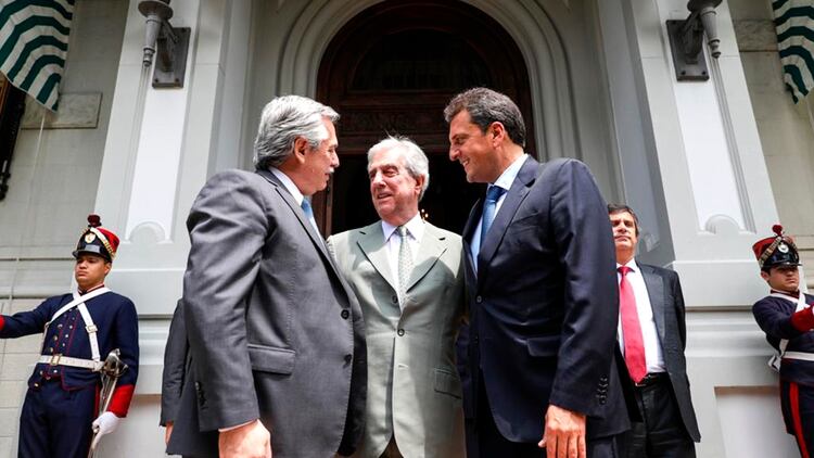 Alberto F, Tabaré Vázquez y Sergio Massa, este jueves en Montevideo