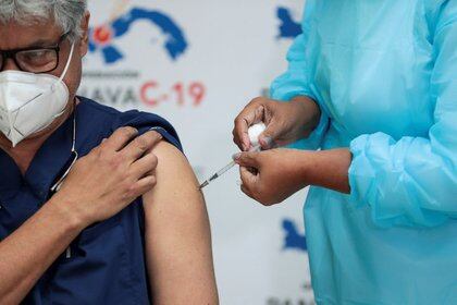 Un trabajador de la salud panameño recibe la segunda inyección de la vacuna Pfizer-BioNTech COVID-19 en el Hospital Santo Tomas, en Ciudad de Panamá, Panamá el 17 de febrero de 2021. REUTERS / Erick Marciscano
/ Foto de archivo