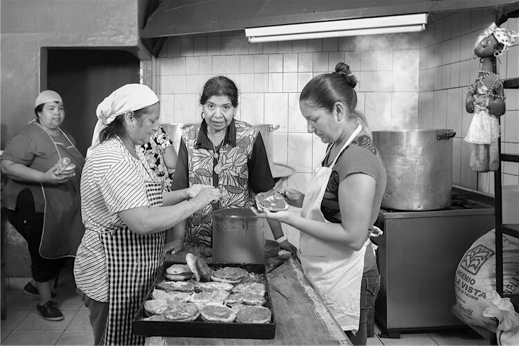 Margarita Barrientos encabeza un comedor que le da de comer a a cerca de 2800 personas todos los días (Horacio A. Agulla)