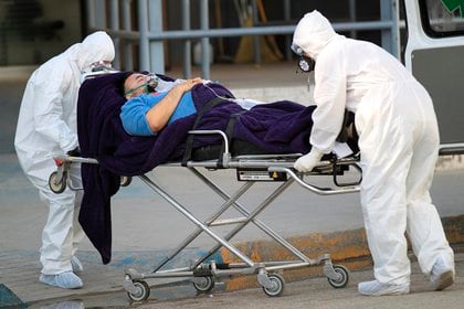 Trabajadores de la salud ingresan a un hombre afectado por el coronavirus en el Hospital General de la fronteriza Ciudad Juárez (México). EFE/Luis Torres/Archivo
