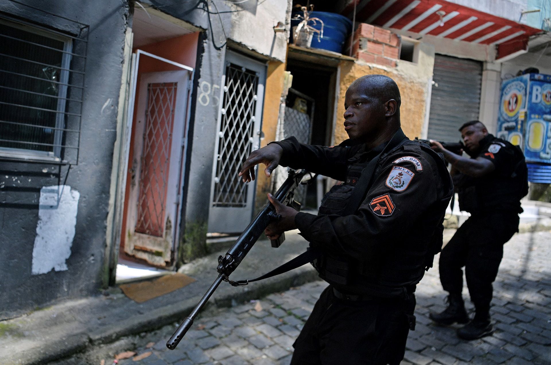 En esta foto de archivo tomada el 20 de enero de 2022, la Policía Militar brasileña se acerca a un sospechoso durante una operación a gran escala contra el narcotráfico y las milicias, para ocupar y asegurar partes de la favela Morro do Banco en Río de Janeiro, Brasil (AFP)