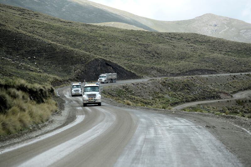 FOTO DE ARCHIVO-Camiones de la mina Las Bambas circulan por el corredor minero entre Sayhua y Ccapacmarca, cerca de Ccapacmarca, Perú. 19 januara od 2022. REUTERS/Sebastián Castañeda