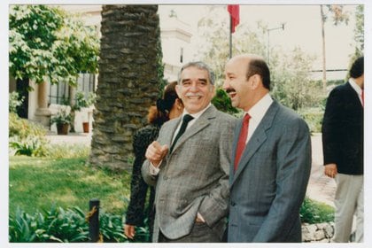 Gabriel García Márquez con Carlos Salinas de Gortari, ex presidente de México. (Harry Ransom Center)