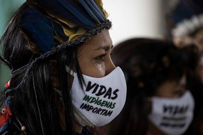 Una indígena llora en el funeral del cacique Messías Kokama, víctima del COVID-19, en el Parque de las Tribos el pasado 14 de mayo, en la ciudad de Manaos, Amazonas (Brasil). EFE/ Raphael Alves 