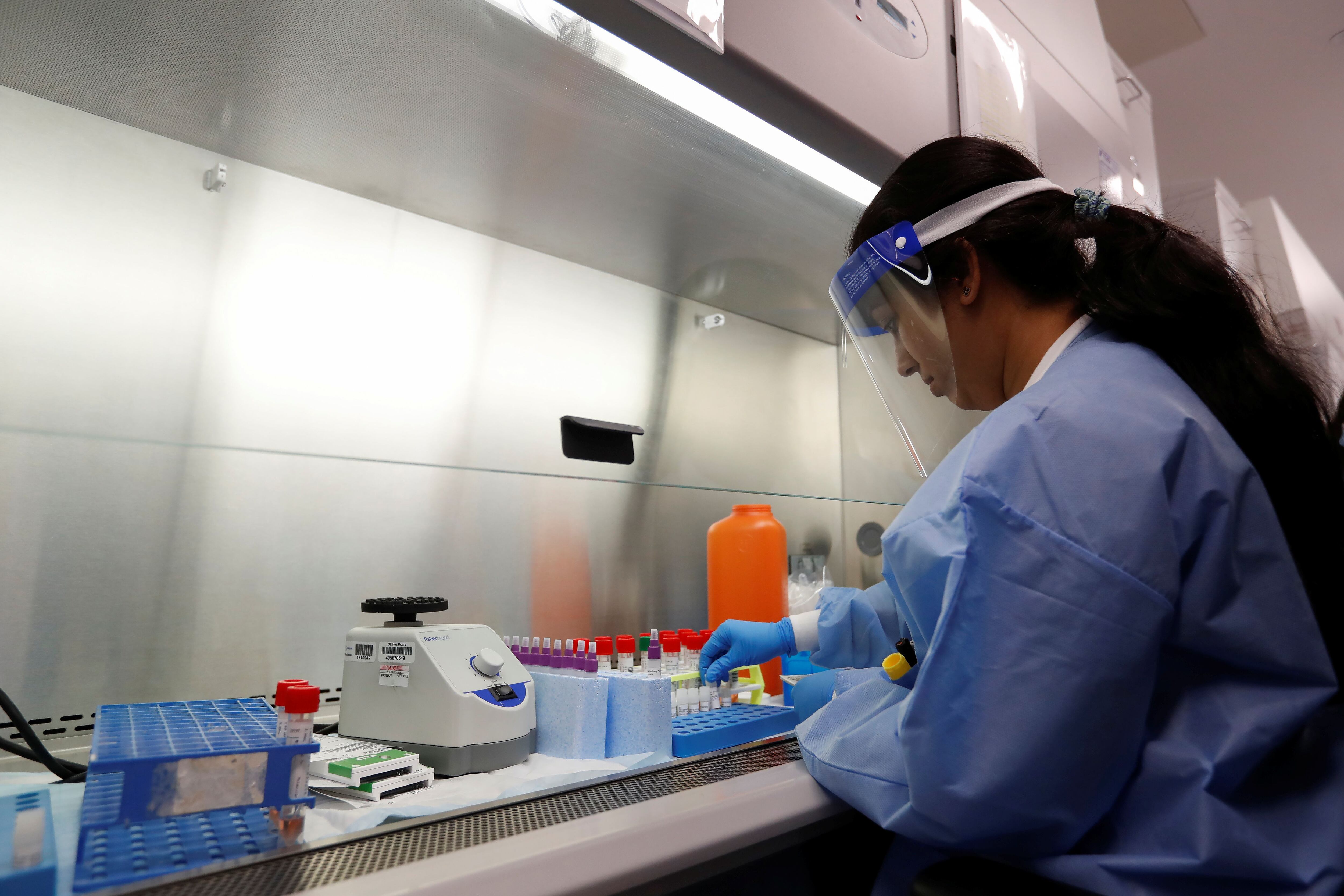 Una médica tecnóloga prueba un panel respiratorio en Northwell Health Labs (Nueva York) donde se usará la misma prueba en el COVID-19, después de que la Administración de Drogas y Alimentos de EE. UU. (FDA) lo autorizara (Reuters)