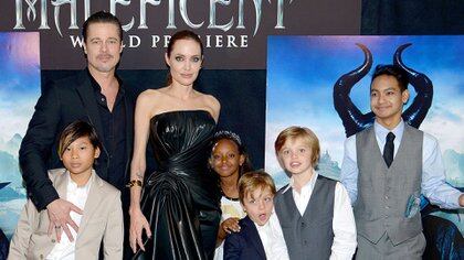 Brad Pitt con sus hijos y Angelina Jolie (Reuters)