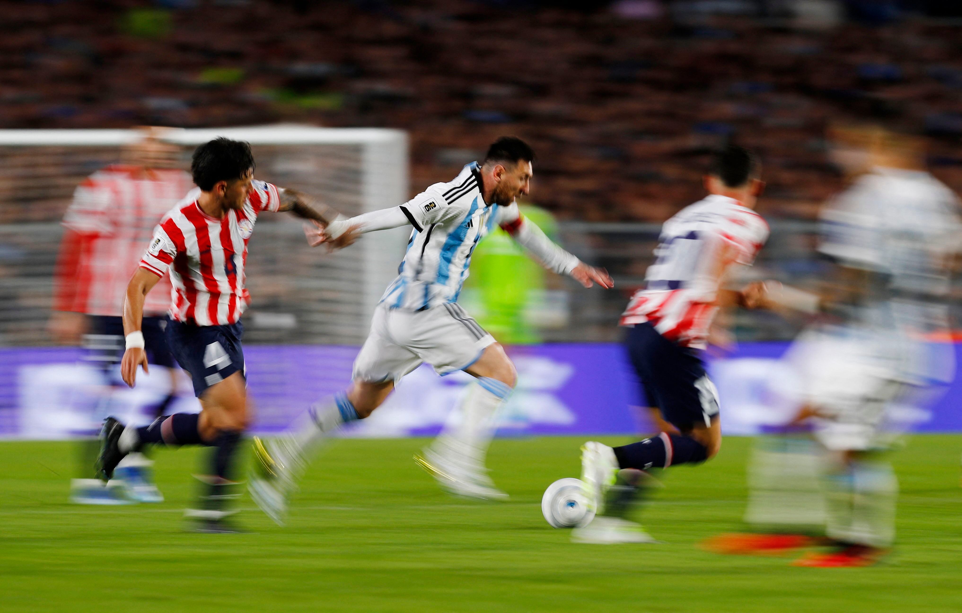 El seleccionado argentino ya no es messidependiente, pero la entrada de Leo mejora a todos. Frente a Paraguay, entró en el segundo tiempo (Reuters)