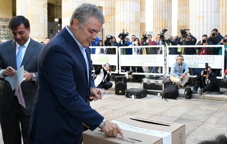Así votó el presidente Iván Duque (Photo by HO / Colombian Presidency / AFP)