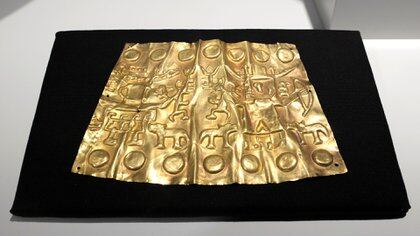 Pulsera de oro de la Cultura Huari decorada con escenas de caza. Horizonte medio, 600 AC. Perú. Museo de las Américas, Madrid, España 