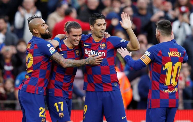 Arturo Vidal y Antoine Griezmann serían los apuntados por el Inter para que ingresen en la negociación del pase de Lautaro Martínez (REUTERS/Albert Gea)