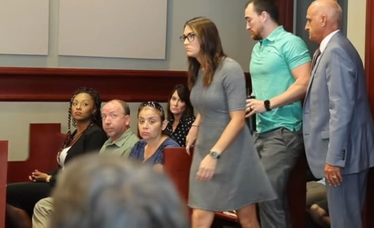 Stephanie Peterson ingresa a la corte de Florida donde fue juzgada