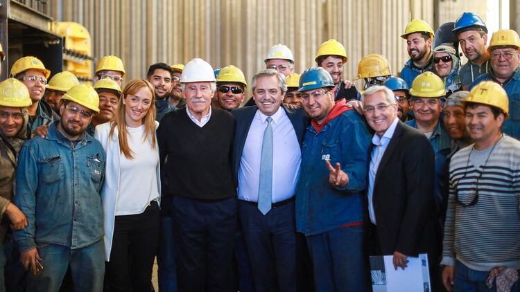 Alberto Fernández en una actividad partidaria junto a la candidata a gobernadora Anabel Fernández Sagasti.