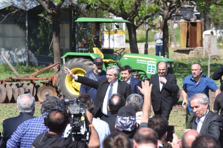 Alberto Fernández saluda a la gente que se acercó a escuchar su discurso 