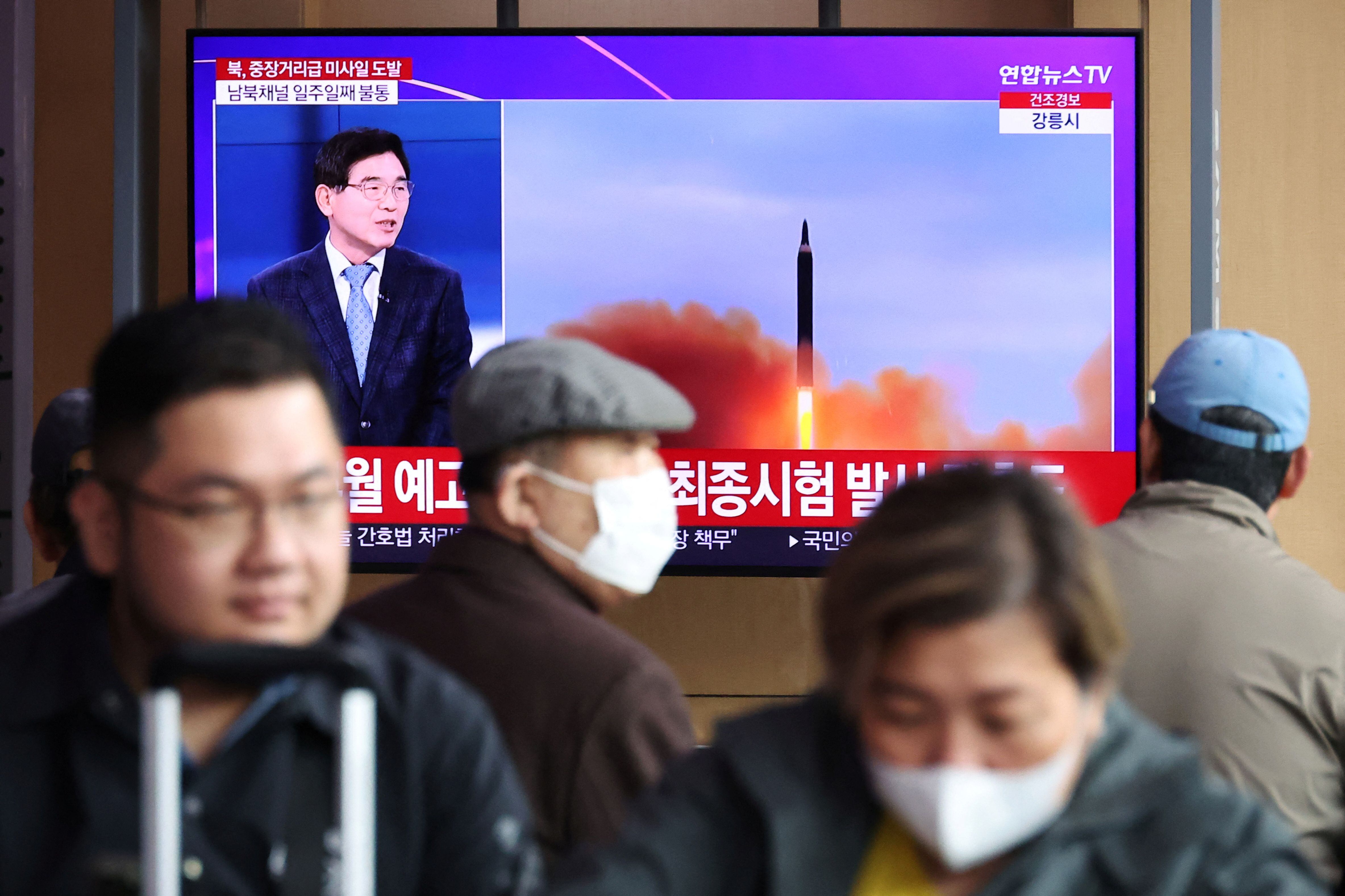 Varias personas observan un televisor que emite una noticia sobre el lanzamiento por Corea del Norte de un misil balístico de alcance intermedio o superior, en una estación de tren de Seúl, Corea del Sur, 13 de abril de 2023.   REUTERS/Kim Hong-Ji