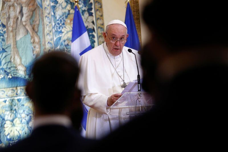 El Papa Francisco habla en el palacio presidencial de Atenas, Grecia. 4 diciembre 2021. REUTERS/Guglielmo Mangiapane
