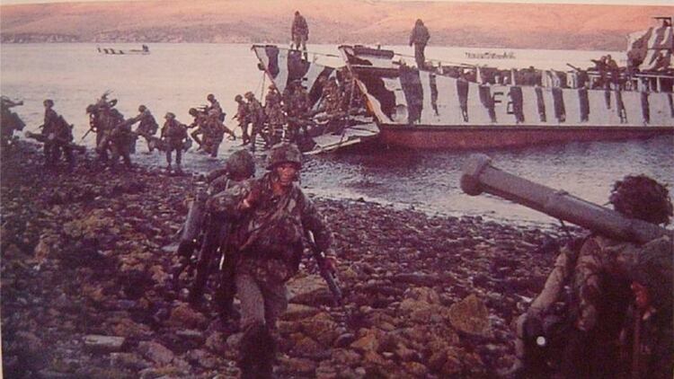 El desembarco inglés en San Carlos, el 21 de mayo de 1982