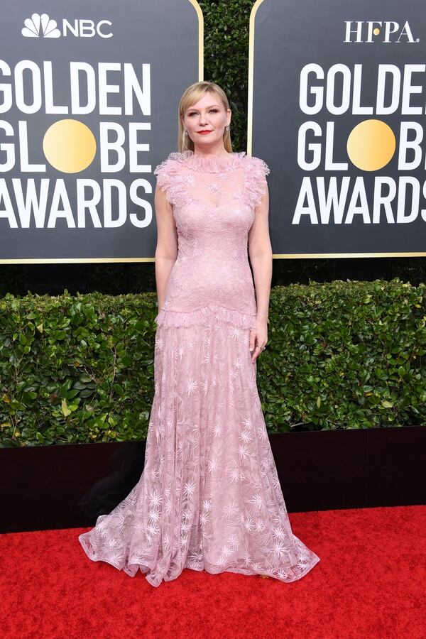 Para la experta en moda Gabriela Gurmandi, la actriz Kirsten Dunst se vio con su vestido firmado por Rodarte muy romántica en color rosa, con transparencias, al cuerpo y un diseño que le sienta perfecto 