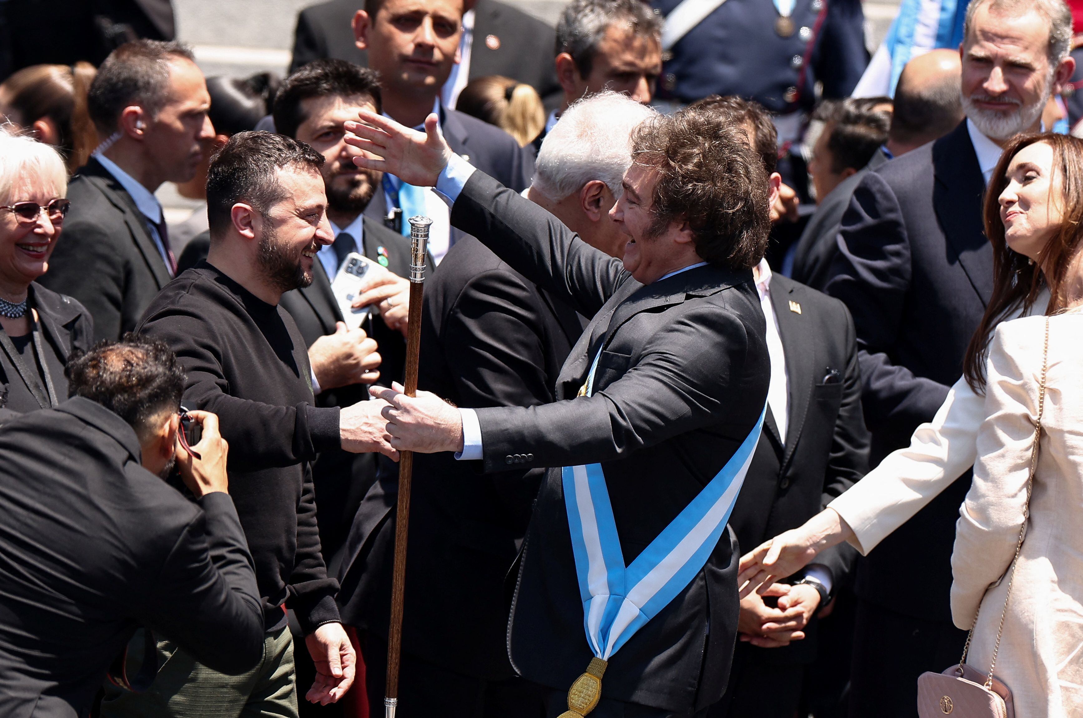 Milei saluda a Zelensky en el escenario frente al Congreso Nacional (REUTERS/Agustin Marcarian)
