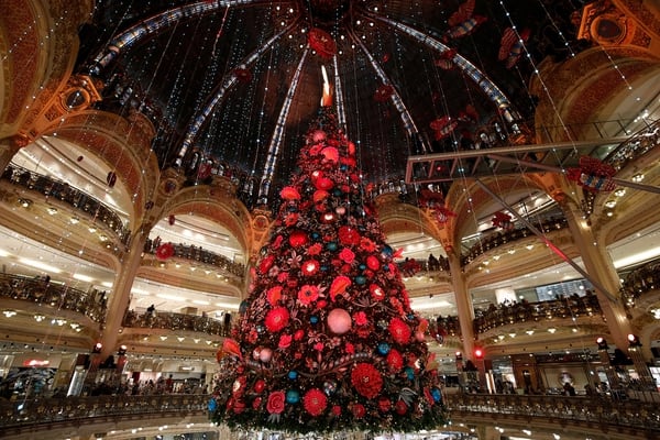 En París, Francia, un árbol de navidad gigante sorprende a locales y turistas en la Galería Lafayette