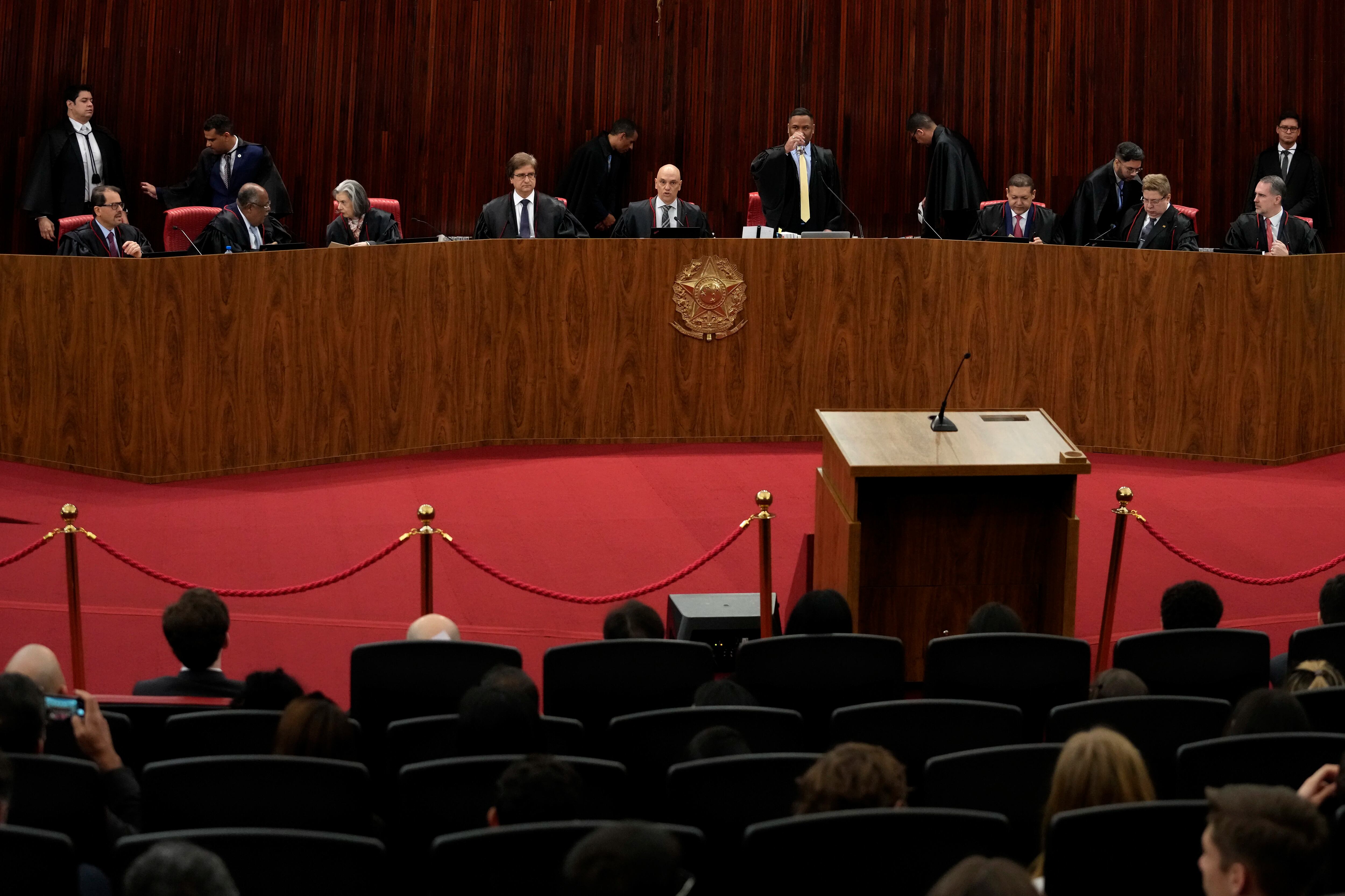 El ministro del Supremo Tribunal Electoral, Alexandre de Moraes, centro, preside el inicio del juicio al ex presidente Jair Bolsonaro en el Supremo Tribunal Federal, en Brasilia (AP Foto/Eraldo Peres)