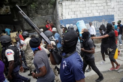 Un manifestante con una camiseta de la policía sostiene una escopeta en protesta policial el 16 de septiembre de 2020 (REUTERS/Andrés Martínez Casares)