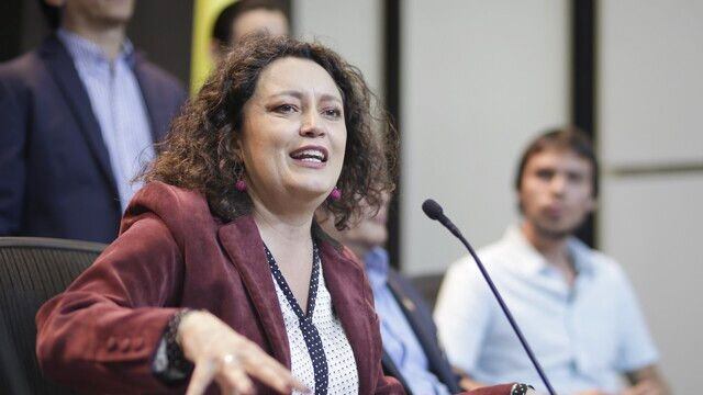 La congresista bogotana, Angélica Lozano, busca hacer su tercer período en el legislativo colombiano alzando las banderas LGBT. Archivo Colprensa.