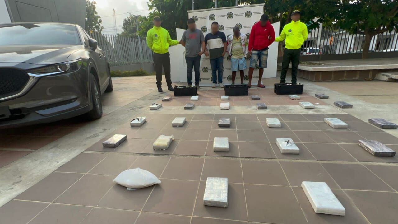 En total fueron decomisados 27 kilos de cocaína - crédito Policía de Cartagena