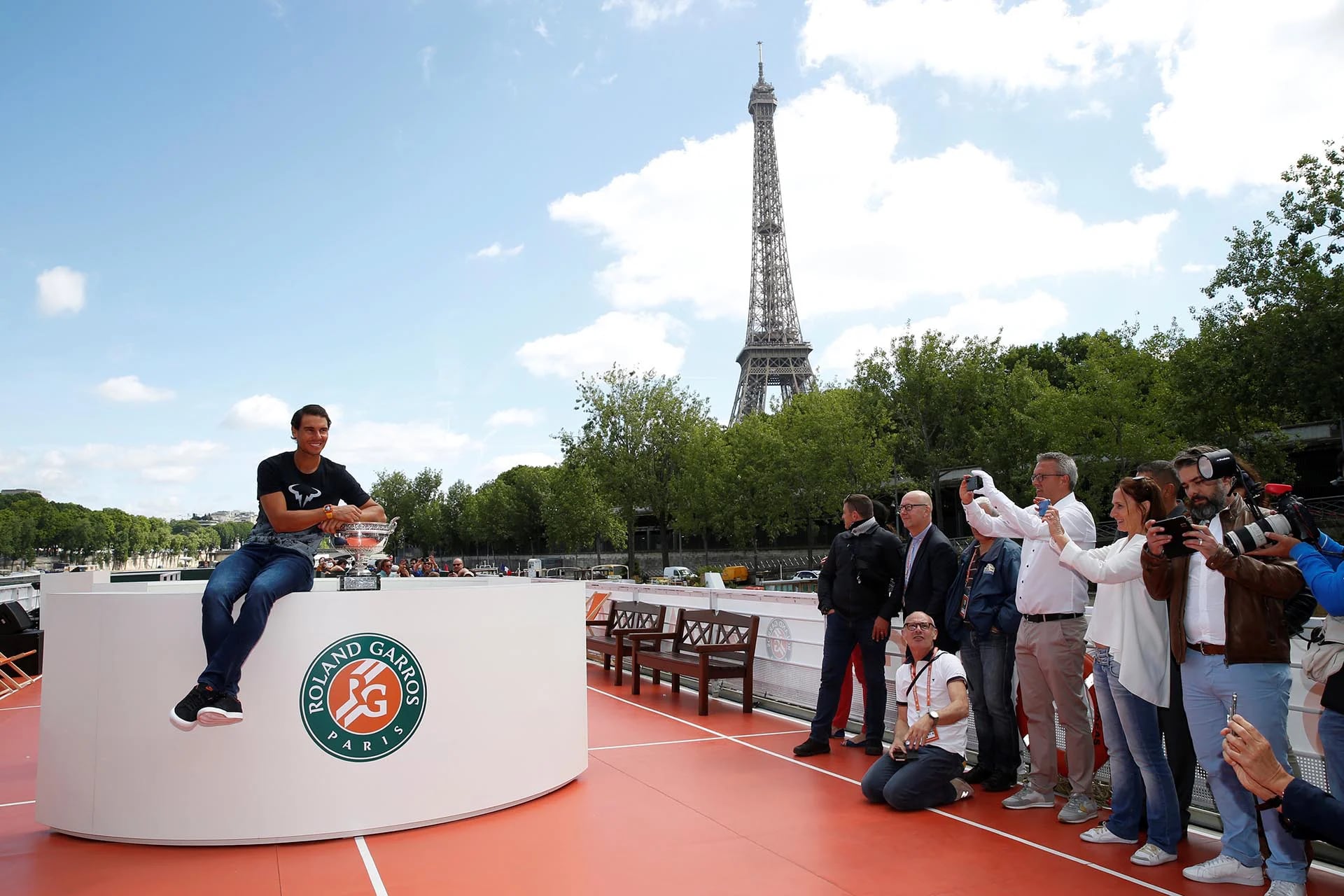 Rafael Nadal posó junto al trofeo de Roland Garros este lunes cerca de la Torre Eiffel, luego de obtener la décima corona al vencer a Stanislas Wawrinka (Reuters)