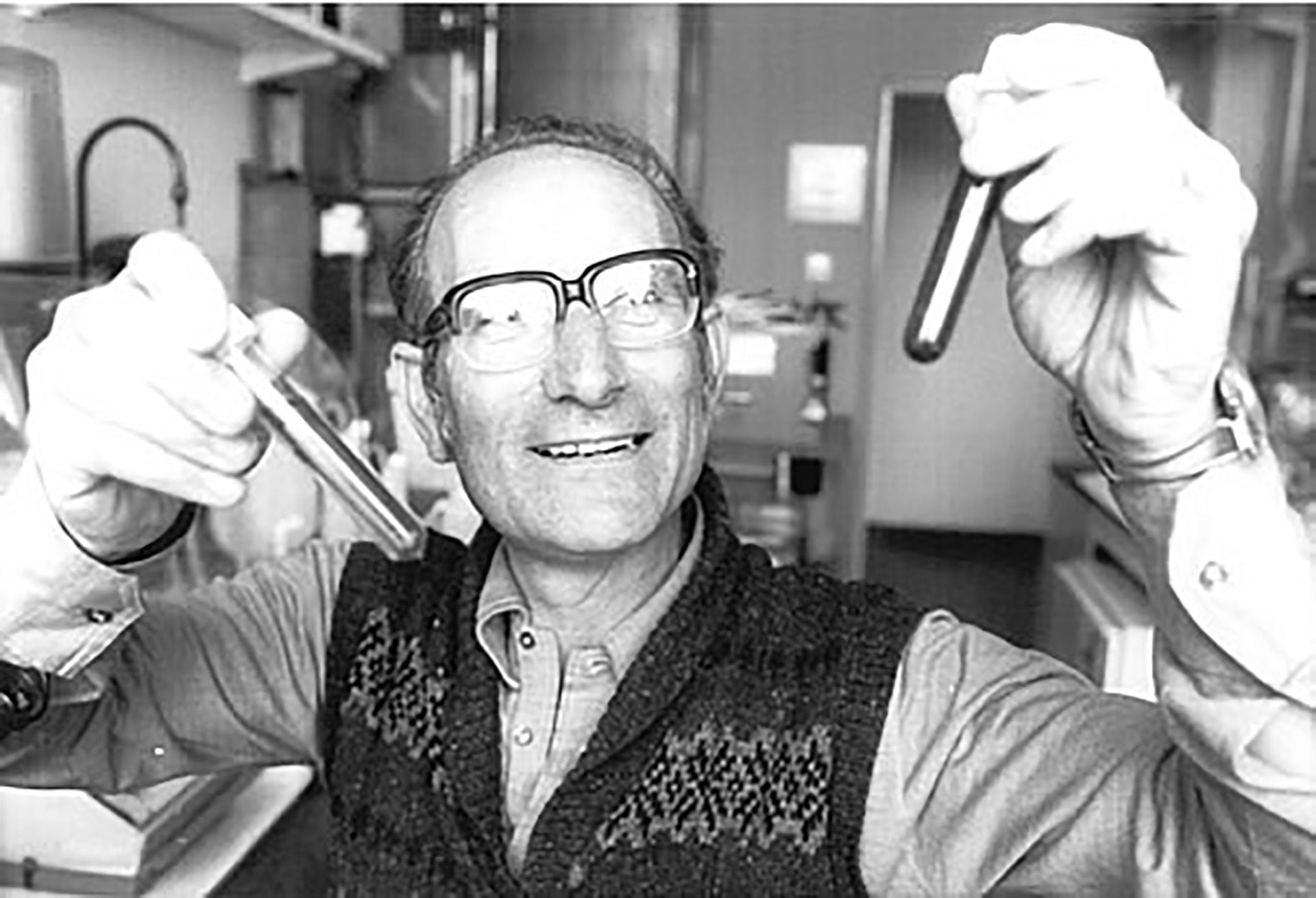 César Milstein: El químico argentino que revolucionó la inmunología y compartió su descubrimiento de anticuerpos monoclonales con el mundo