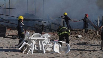Seis dotaciones de bomberos trabajan en el lugar (Diego Medina)