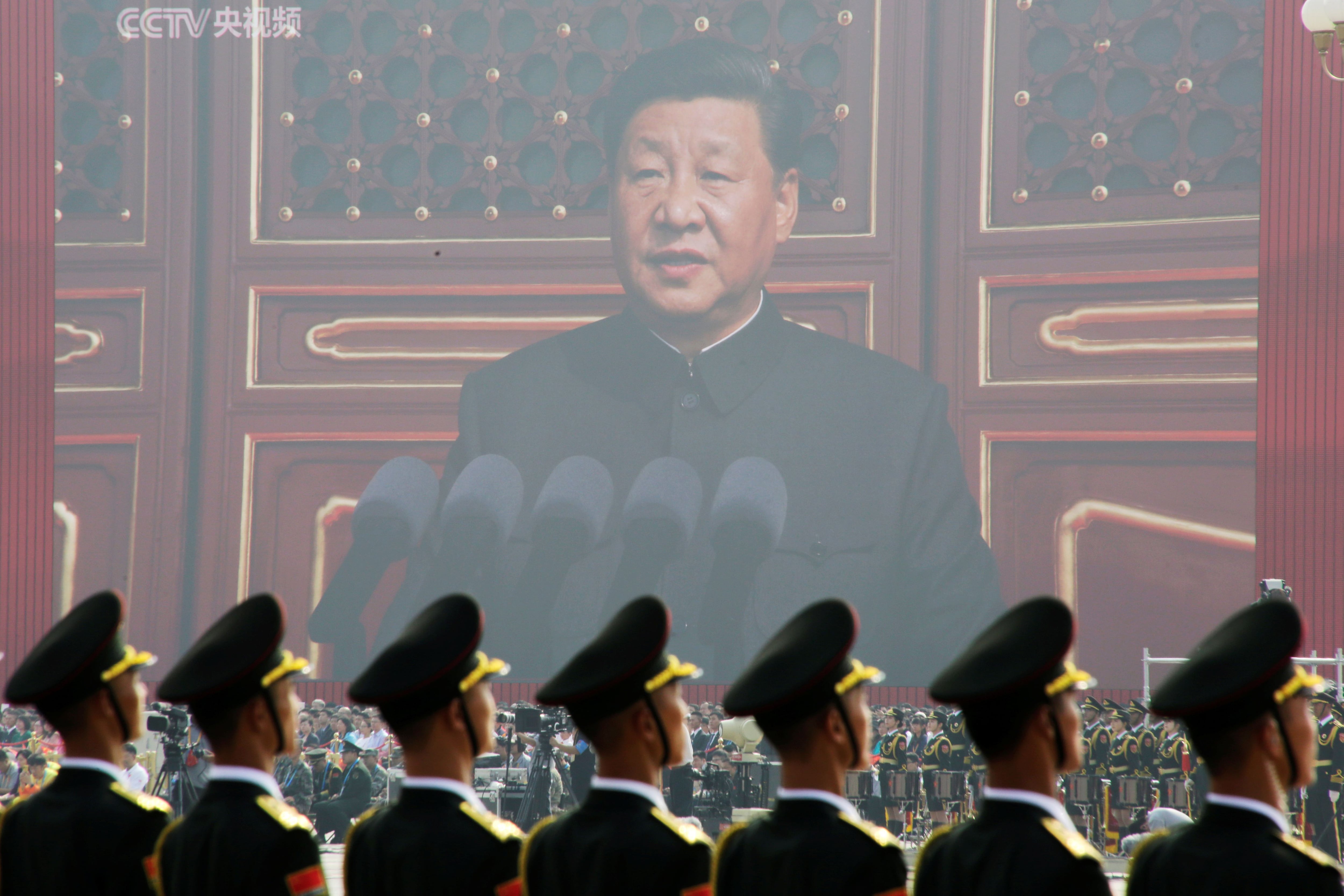FOTO DE ARCHIVO: Soldados del Ejército Popular de Liberación (EPL) ante una pantalla gigante mientras habla el presidente chino Xi Jinping (REUTERS/Jason Lee)